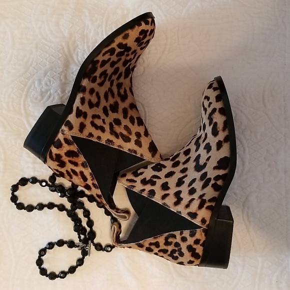 𝅺Aldo leopard ankle boots - Picture 2 of 9